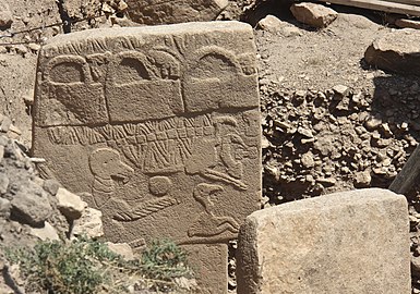 385px-vulture_stone2c_gobekli_tepe2c_sanliurfa2c_south-east_anatolia2c_turkey
